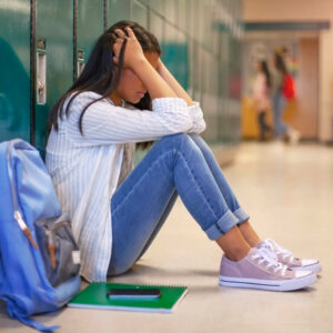 Jeune adolescente triste, déprimée, en situation de harcèlement scolaire